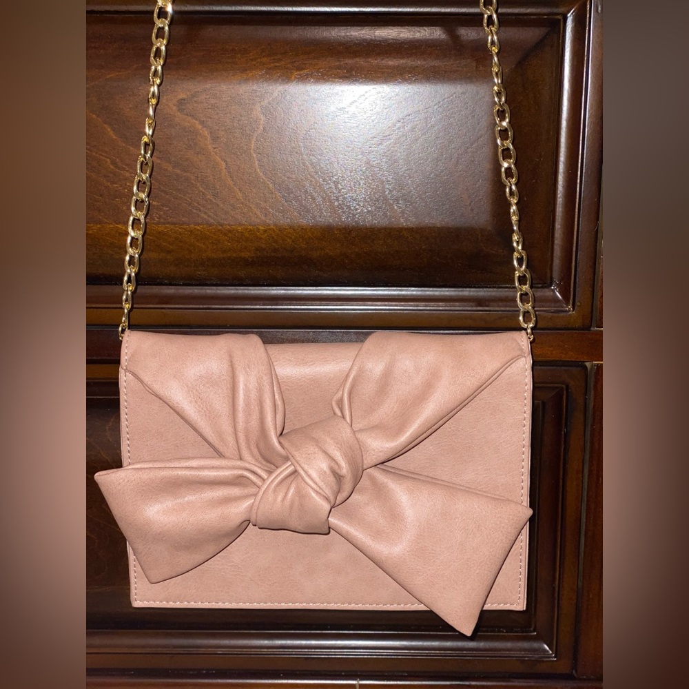 Knot bow clutch